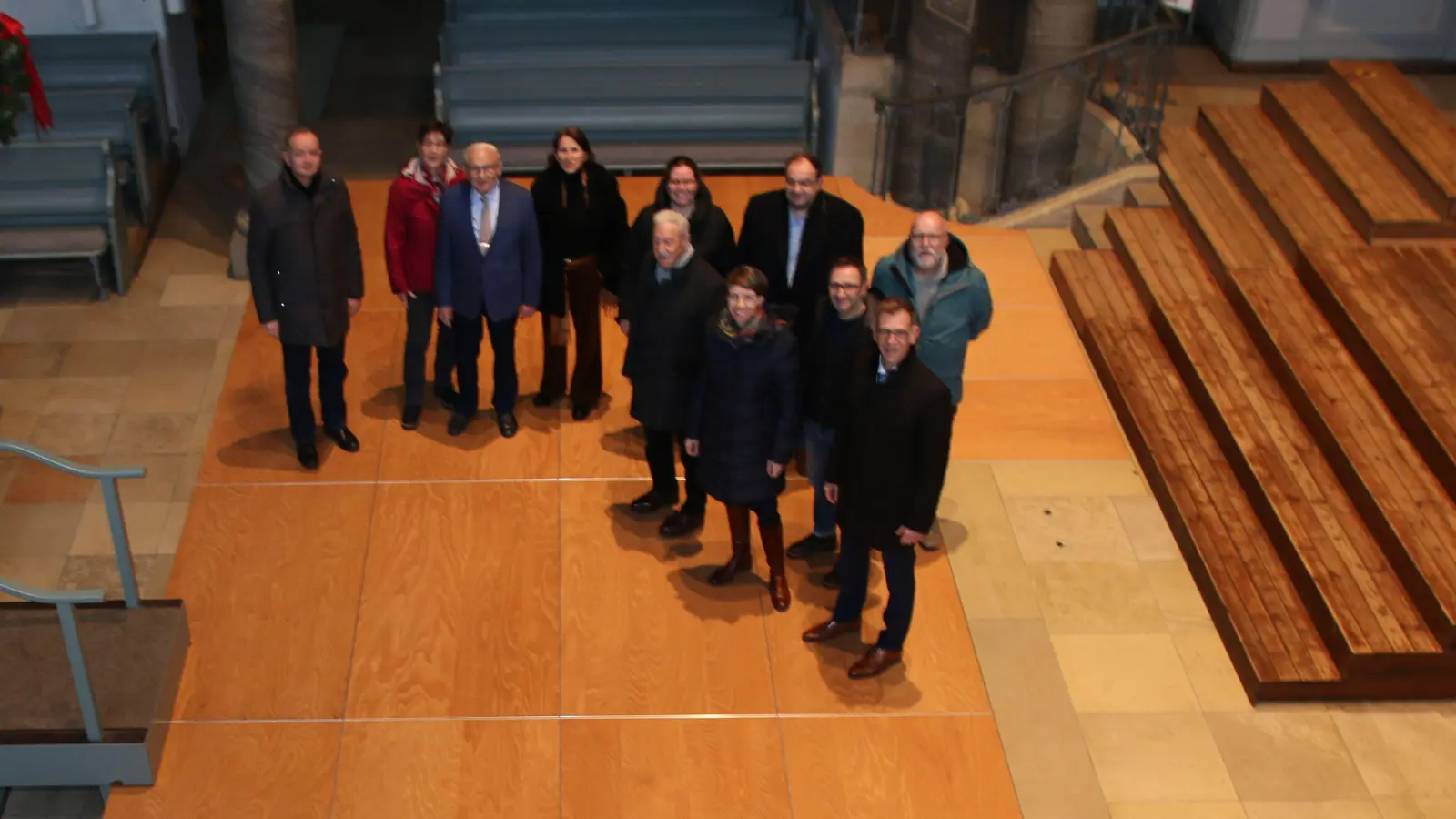 Die alte Bühne der Kirche St. Gumbertus war abgenutzt. Sie wurde nun ersetzt. (Foto: Stefan Neidl)