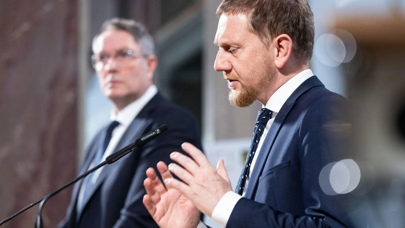 Alexander Schweitzer aus Rheinland-Pfalz für die SPD-Länder, Michael Kretschmer (CDU) aus Sachsen als Vorsitzender der Ministerpräsidentenkonferenz: In vielen Zielen sind sie sich einig. (Foto: Hannes P. Albert/dpa)