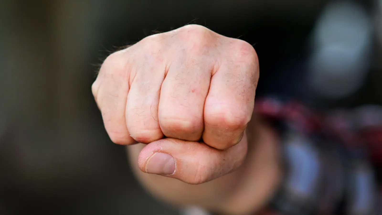 Mehrere Personen schlugen am Rande der Kirchweih in Münchsteinach einen 16-Jährigen. (Symbolbild: Anna Beigel)