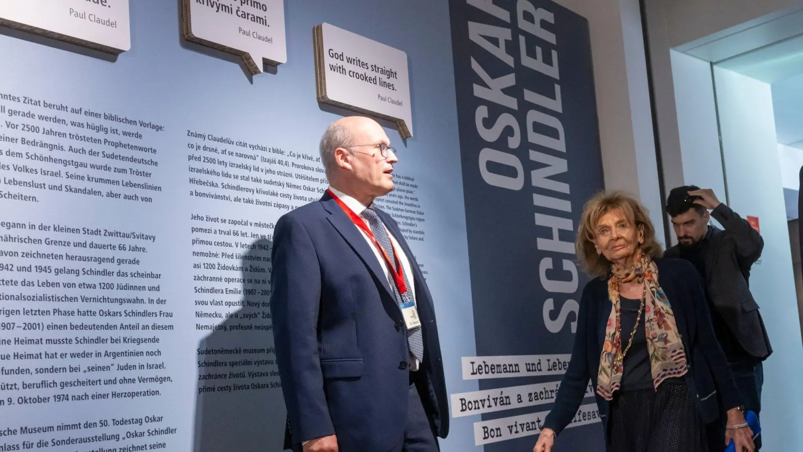 Raimund Paleczek zeigt Charlotte Knobloch die Sonderausstellung „Oskar Schindler - Lebemann und Lebensretter“. (Foto: Peter Kneffel/dpa)