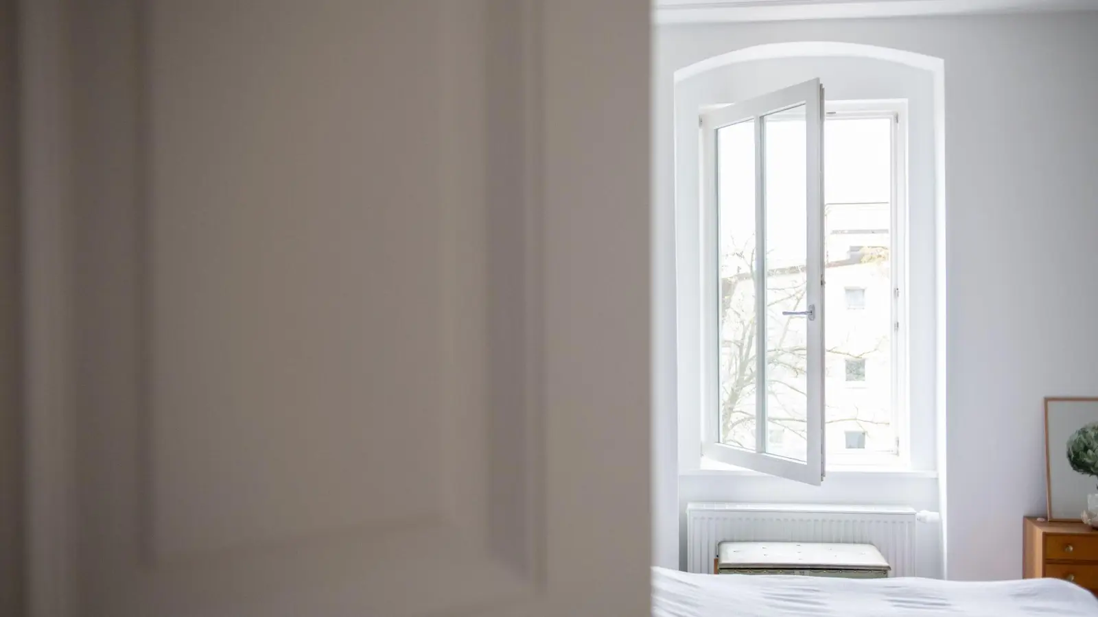 Zum Themendienst-Bericht vom 19. Januar 2022: Fenster auf - auch wenn es draußen sehr kalt ist. (Foto: Zacharie Scheurer/dpa-tmn)