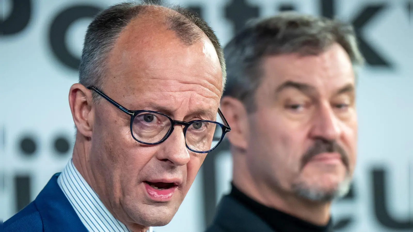 Friedrich Merz und Markus Söder (rechts) sind bisher nicht unbedingt als Freunde bekannt. (Archivbild) (Foto: Michael Kappeler/dpa)