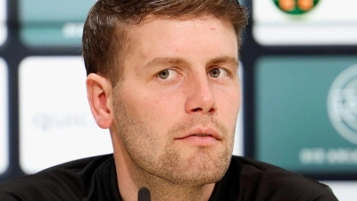 Trainer Fabian Hürzeler soll vor einem Wechsel vom FC St. Pauli nach Brighton stehen. (Foto: Heiko Becker/dpa)
