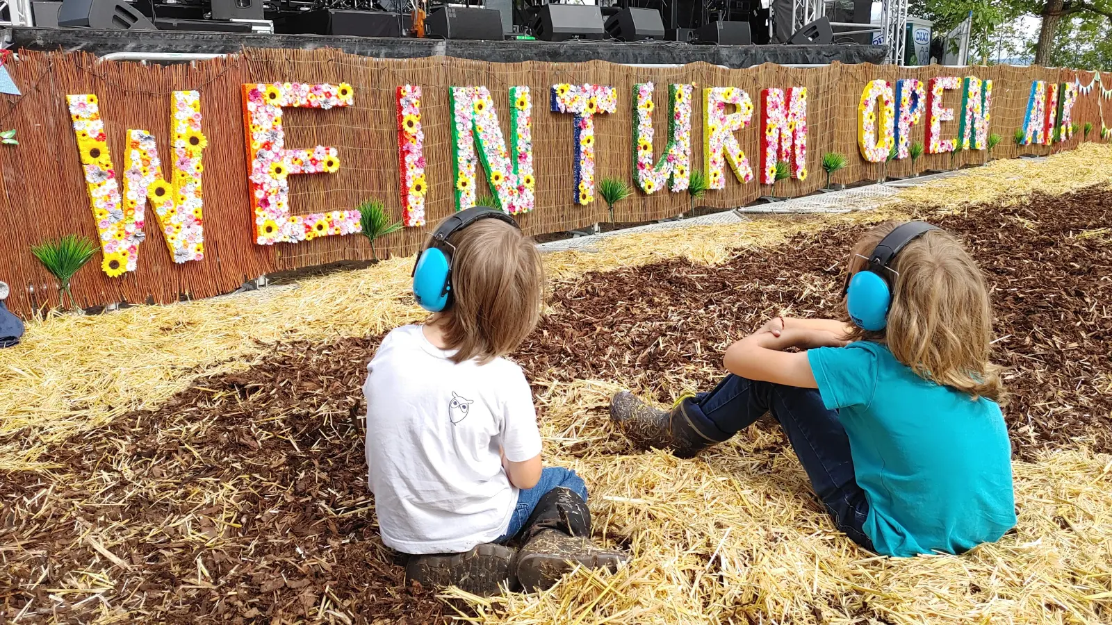 Gut gelaunte Fans, feuchte Wiesen und viel Musik: Beim Weinturm Open Air wird im August wieder gefeiert. (Archivbild: Katrin Merklein)