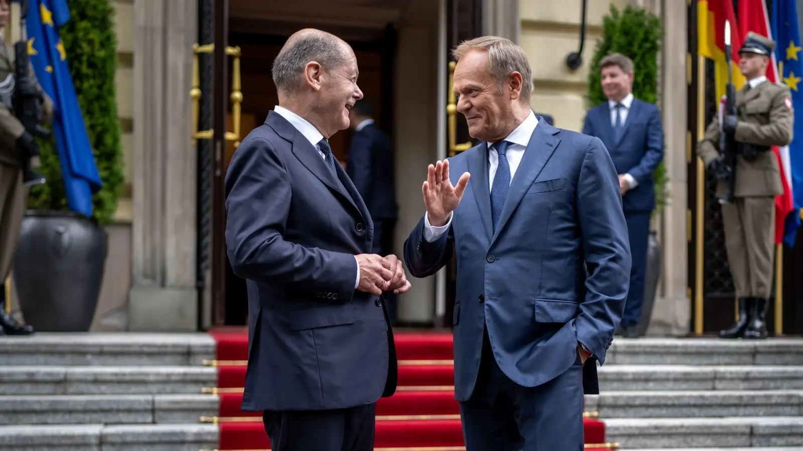 Olaf Scholz (l) und Donald Tusk treffen sich zu den ersten deutsch-polnischen Regierungskonsultationen seit 2018. (Foto: Michael Kappeler/dpa)