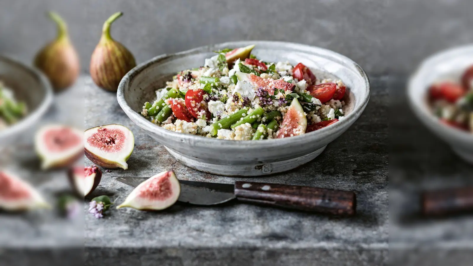 Sieht aus wie ein Spätsommer-Gedicht: Quinoa-Salat mit Feigen, Feta und grünen Bohnen. (Foto: Wolfgang Schardt/BJVV/dpa-tmn)