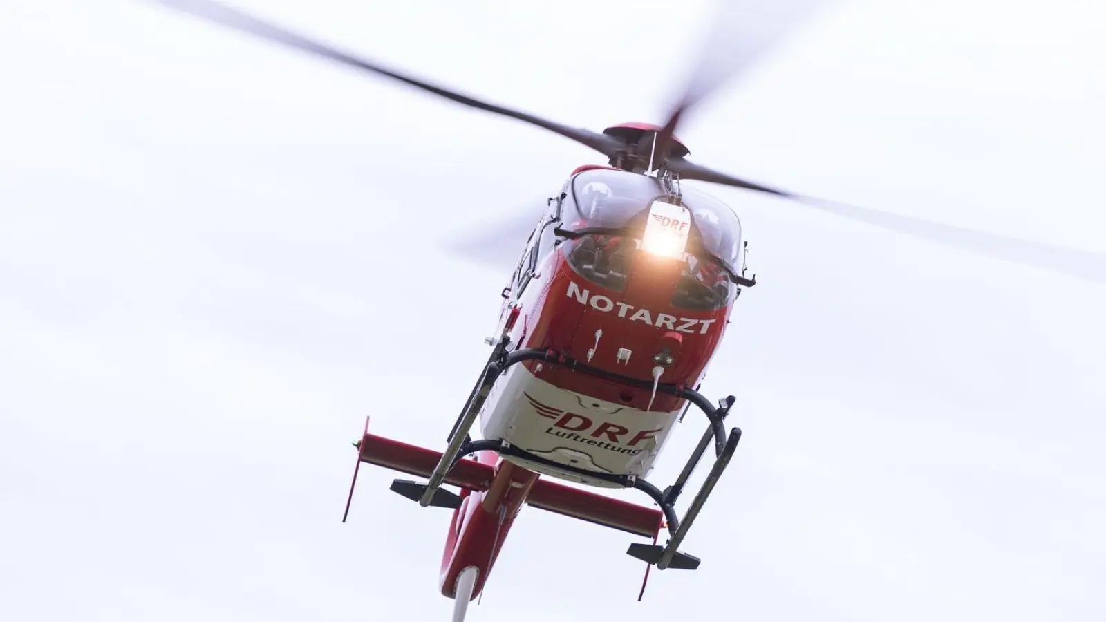 Ein Rettungshubschrauber setzt zur Landung an. (Foto: Marijan Murat/dpa/Symbolbild)