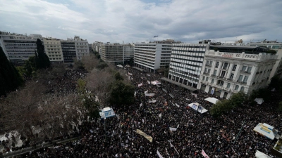 Hunderttausende gingen für die Aufklärung des Zugunglücks auf die Straße. (Foto: Thanassis Stavrakis/AP/dpa)