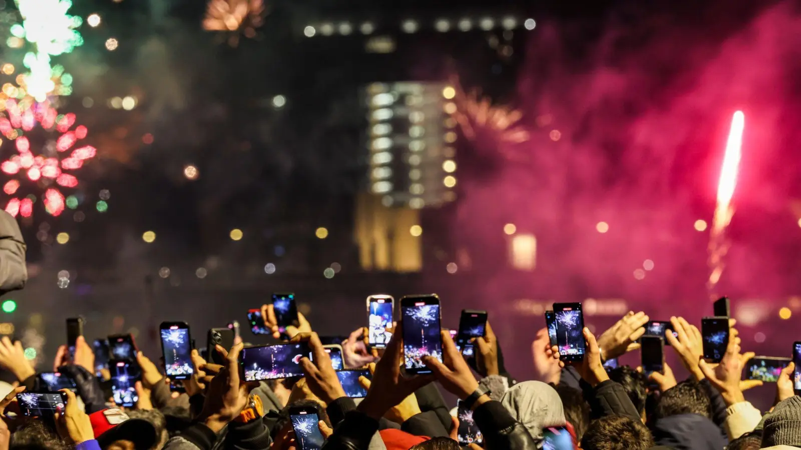 Silvester in Düsseldorf - und Tausende Menschen am Rheinufer filmen mit. (Foto: Christoph Reichwein/dpa)