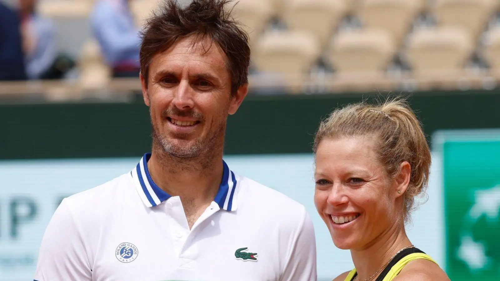 Laura Siegemund und Edouard Roger-Vasselin mit dem Siegerpokal. (Foto: Jean-Francois Badias/AP/dpa)