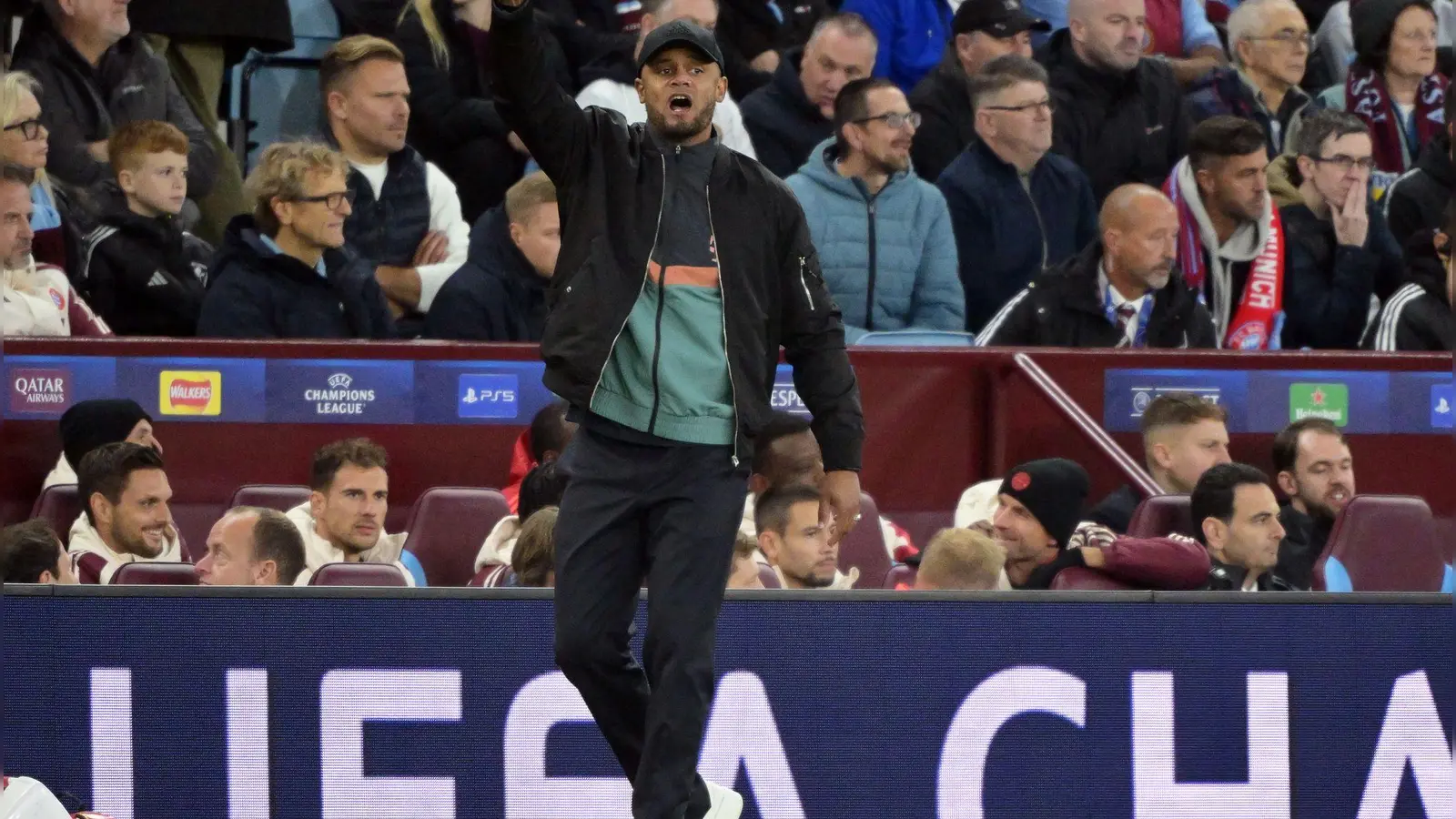 Vincent Kompany strebt nach drei Pflichtspielen ohne Sieg wieder einen Erfolg an. (Foto: Peter Kneffel/dpa)