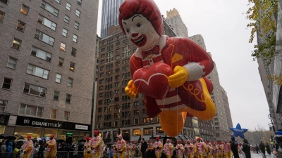 Nasse Straßen unter großen Ballons (Foto: Julia Demaree Nikhinson/AP/dpa)