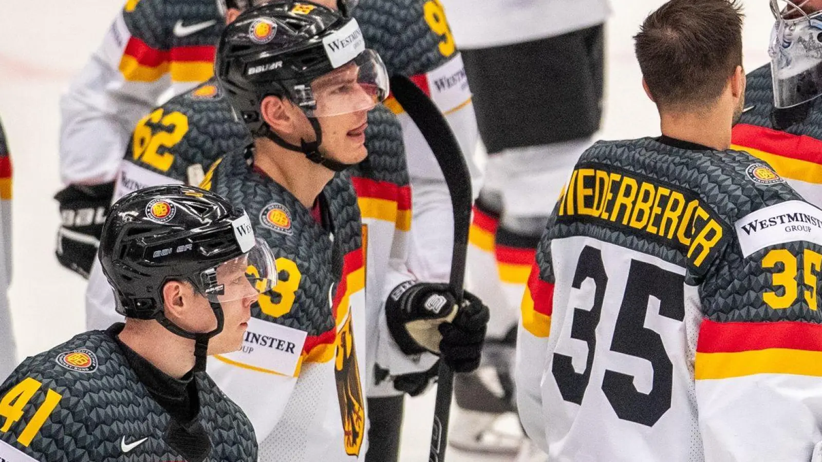 Die deutschen Eishockey-Spieler wollen den Kopf nicht hängen lassen und es nächstes Jahr wieder versuchen. (Foto: Pryèek Vladimír/CTK/dpa)