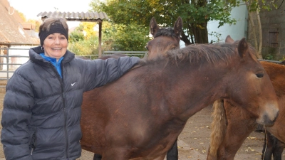 Sigrun Kleber mit den geretteten Fohlen, die derzeit auf ihrem Hof in Birnbaum versorgt werden. Sonst wären diese zum Schlachter gekommen. (Foto: Nicole Gunkel)