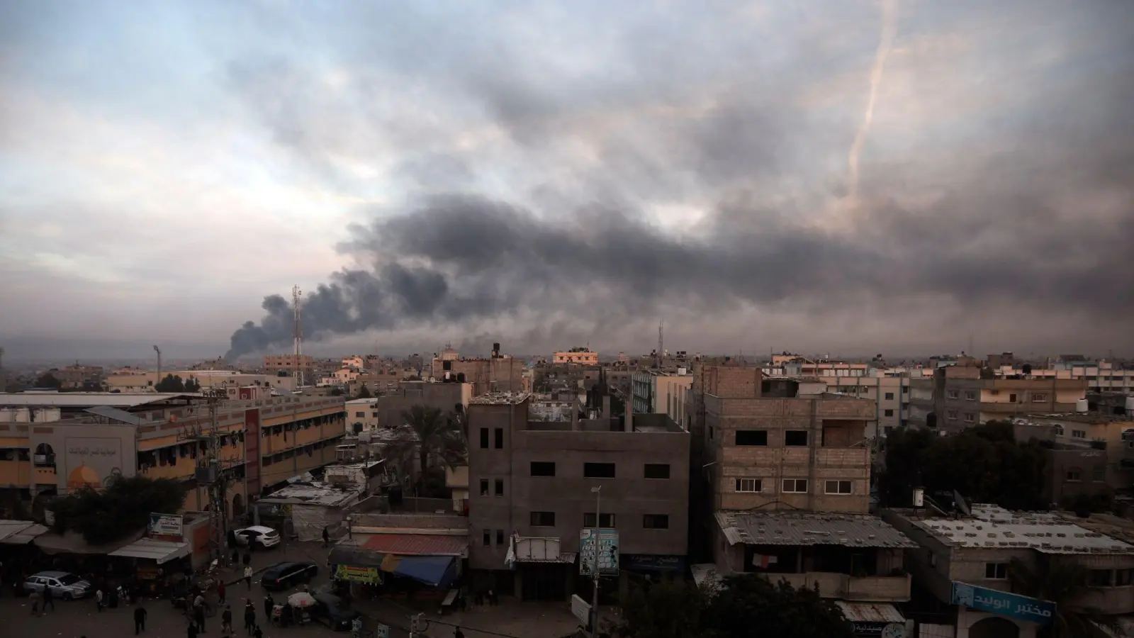 Rauch steigt nach israelischen Angriffen über Chan Junis im Gazastreifen auf. (Foto: Mohammed Dahman/AP/dpa)