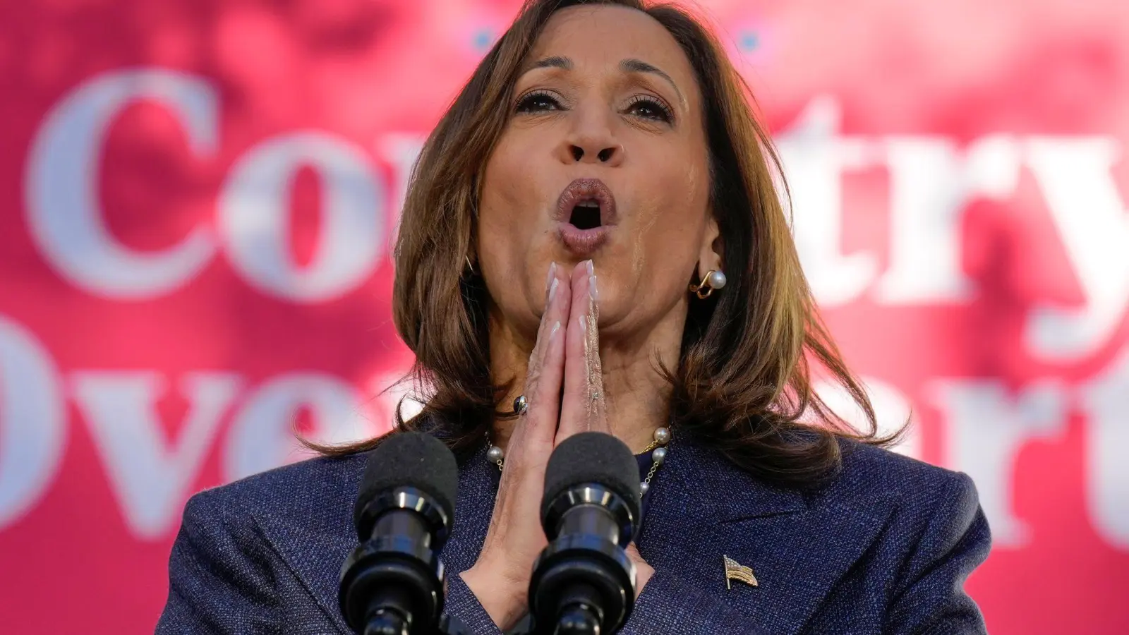 Harris und Moderator Baier fielen sich immer wieder in Wort.  (Foto: Jacquelyn Martin/AP/dpa)