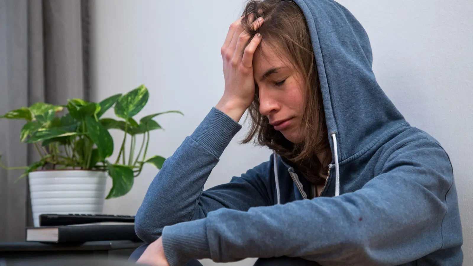 Ein dicker Schädel, der es kaum möglich macht, sich zu konzentrieren: Viele Menschen sind von Spannungskopfschmerz betroffen, ein Teil sogar regelmäßig. (Foto: Christin Klose/dpa-tmn)