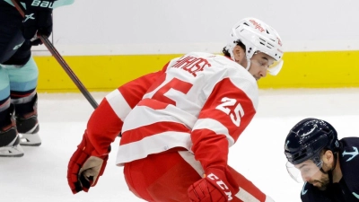 Taro Hirose (l) verstärkt den EHC Red Bull München. (Foto: John Froschauer/AP/dpa)