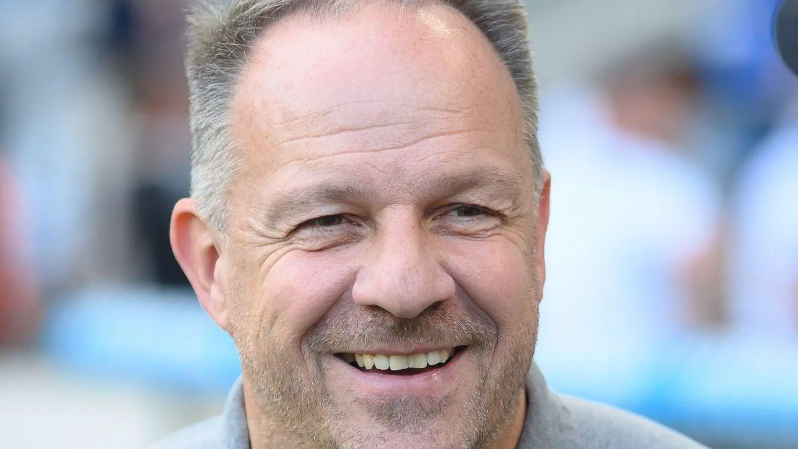 Fürths Trainer Alexander Zorniger ist vor dem Spiel im Stadion. (Foto: Swen Pförtner/dpa)