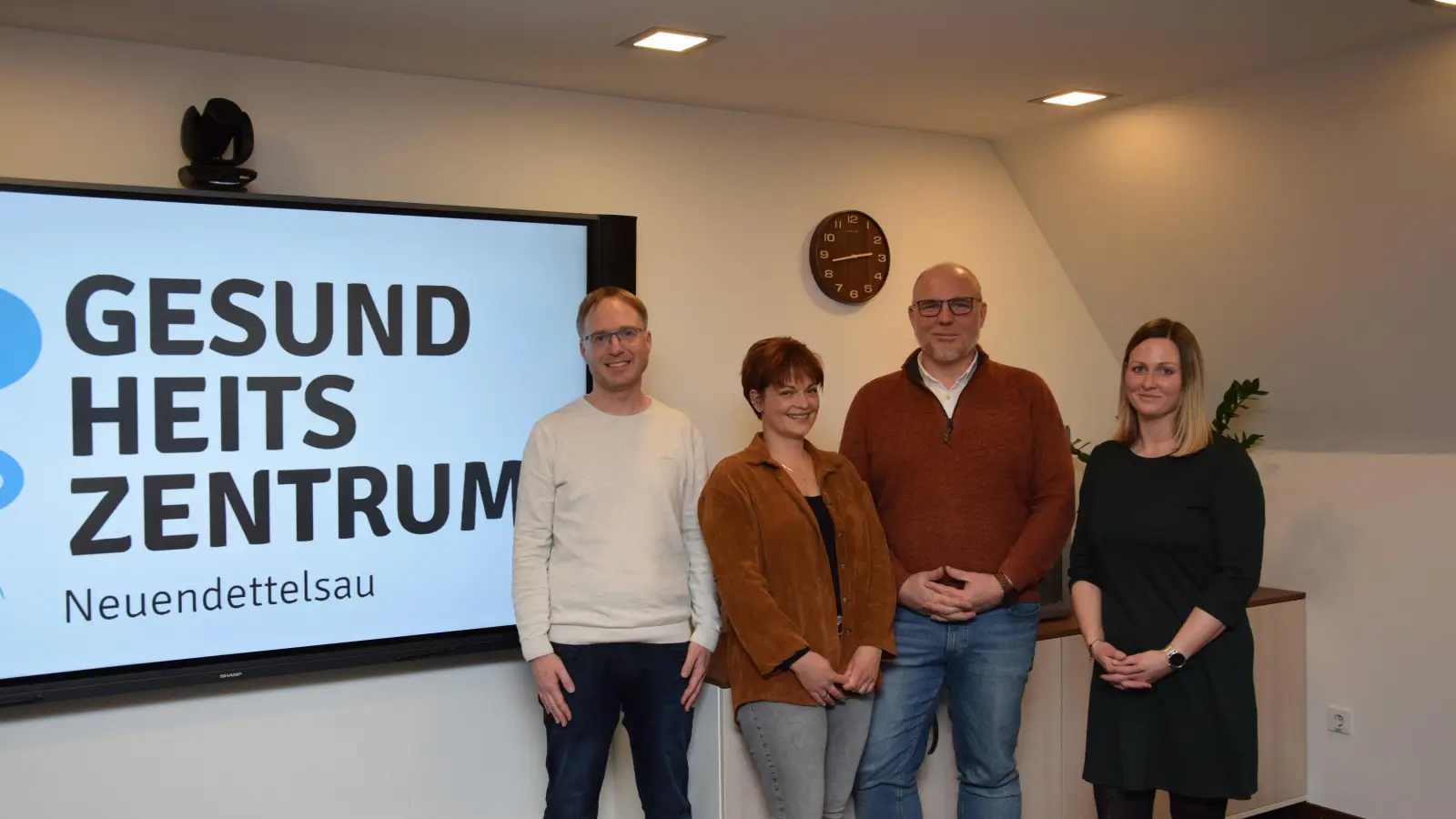 Freuen sich auf den Start (von links): Dr. Benjamin Welte (ärztlicher Leiter), Jérome Wäger (Praxismanagerin), Stefan Grün (Vorsitzender des Kommunalunternehmens) und Nina Eberhardt (Verwaltung). (Foto: Florian Schwab)