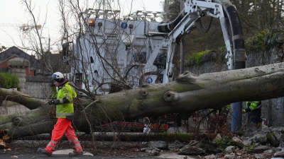 Die Wetterlage in Irland und Großbritannien bleibt angespannt. (Foto: Brian Lawless/PA Wire/dpa)