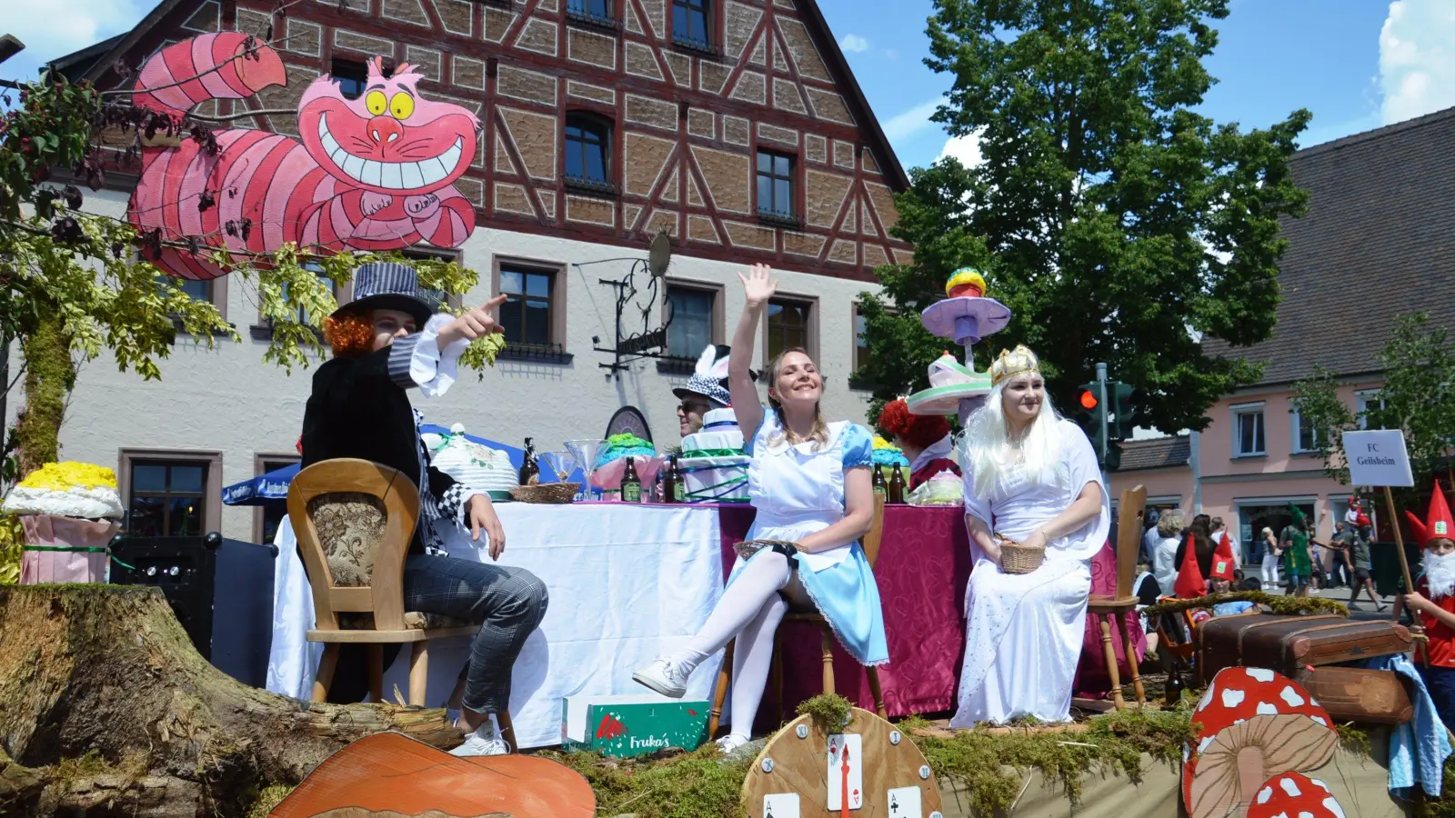 Alice im Wunderland wird beim Märchen-Umzug in Wassertrüdingen vom TSV dargestellt. (Foto: Peter Tippl)