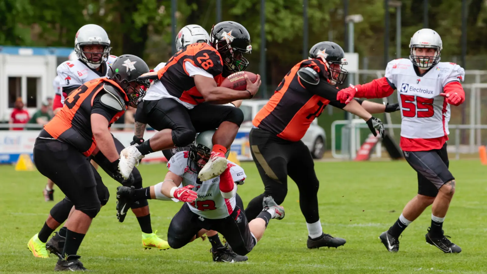 Gekonnt beschäftigt der Running Back der Rangers (Nummer 28 mit Ball) die Defense der Knights. (Foto: Thomas Lüdtke)