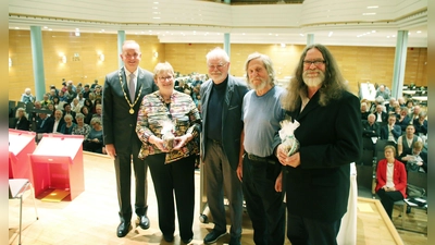 OB Thomas Deffner (links) und die beiden Laudatoren Inge Bromm (2. von links) und Hannes Hüttinger (rechts) freuten sich über die Kulturpreise für Willi Probst (Mitte) und Rolf Fütterer (2. von rechts). (Foto: Stefan Neidl)