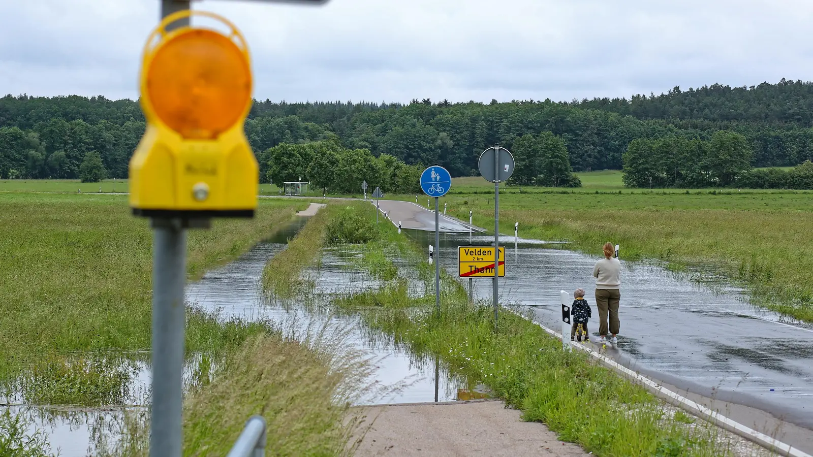 Hochwasser bei Thann: Die Altmühl hat die Meldestufe 2 deutlich überschritten. Straßen sind überflutet. (Foto: Tizian Gerbing)