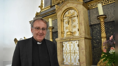 Mit Leib und Seele ein Priester: Der geweihte Amtsträger Dr. Norbert Jung hält die kirchlichen Feiertage auch deshalb für schützenswert, weil sie eine Chance für den gesellschaftlichen Zusammenhalt bieten. (Foto: Silvia Schäfer)