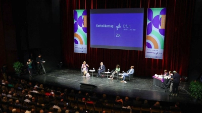 Podiumsdiskussion „Gemeinschaft stärken, Gesellschaft gestalten - Unsere Verantwortung für die Demokratie“ mit Bundeskanzler Olaf Scholz auf dem Katholikentag in Erfurt. (Foto: Kai Pfaffenbach/REUTERS POOL/dpa)