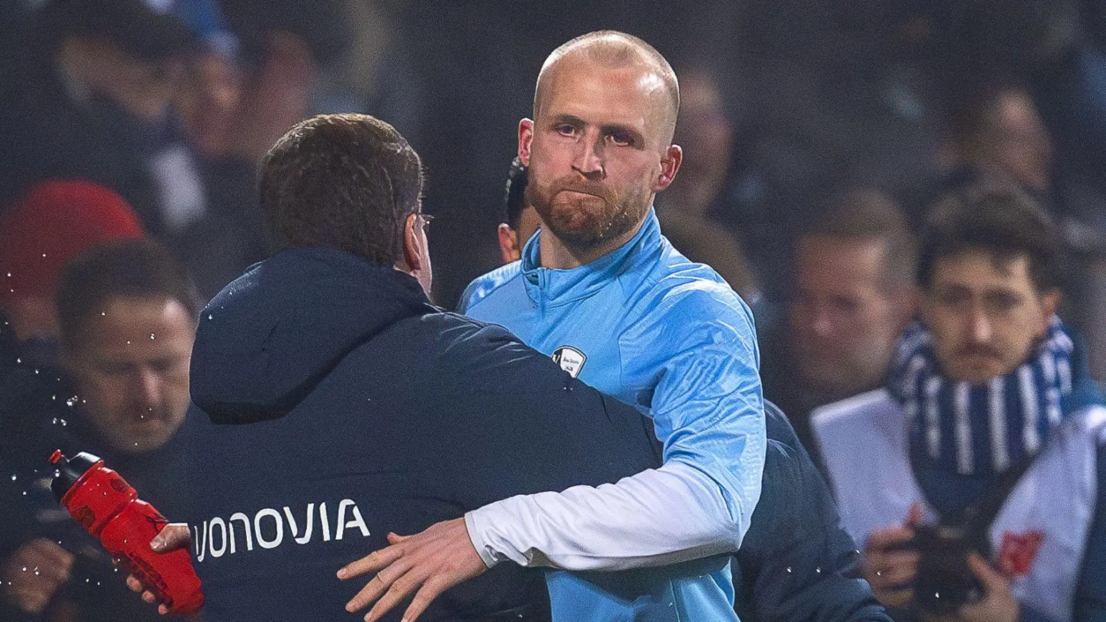 Jubel mit dem Coach: Philipp Hofmann war der entscheidende Mann beim Sieg gegen St. Pauli. (Foto: David Inderlied/dpa)