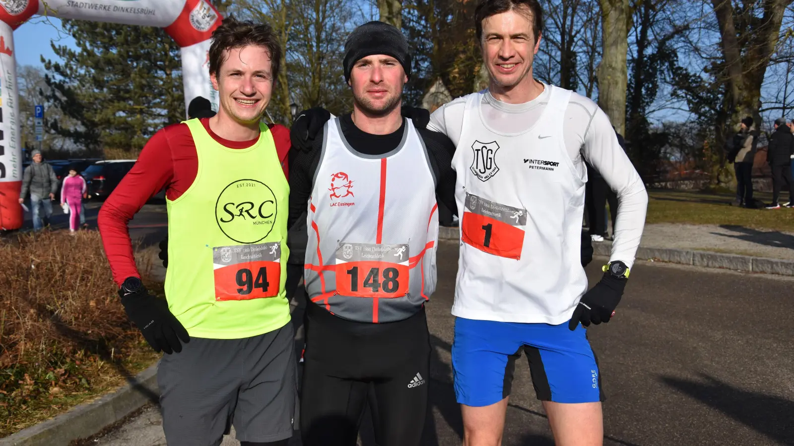 Die drei erstplatzierten Männer über 10 km, von links: Kevin Schwab (3.), Artem Piddubnyi (1.) und Florian Dinse (2.). (Foto: Jörg Behrendt)