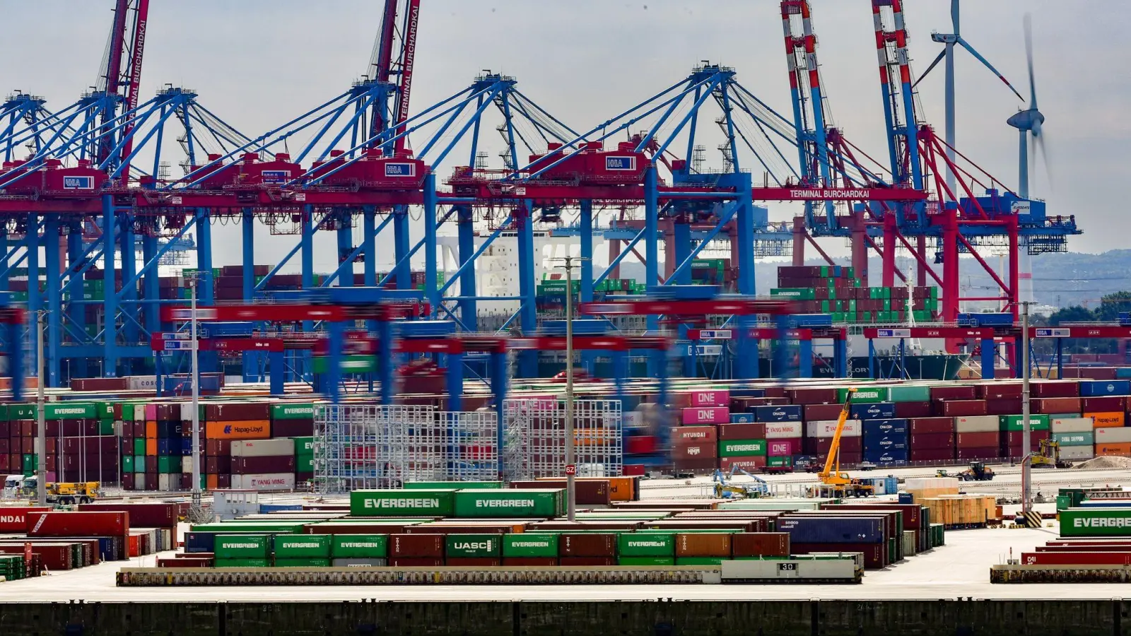 Der Wert der Exporte aus dem Hamburger Hafen betrug im Jahr 2022 51 Milliarden Euro. Im Jahr vor der Corona-Pandemie 2019 betrug der Wert der Ausfuhren den Angaben zufolge noch 53 Milliarden Euro. (Foto: Ulrich Perrey/dpa)