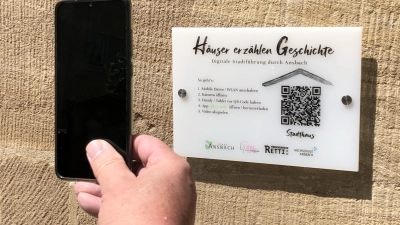 Der QR-Code auf dem Schild am Stadthaus führt ins Leere, weil die DigiWalk-App für Android-Smartphones nicht mehr zur Verfügung steht. (Foto: Florian Pöhlmann)