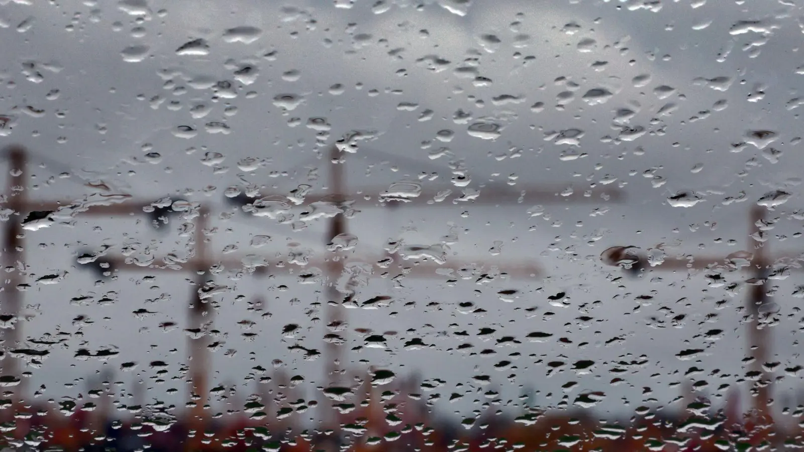 Die neue Woche startet in Bayern mit Nebel, Wolken und Regen. (Symbolbild) (Foto: Karl-Josef Hildenbrand/dpa)