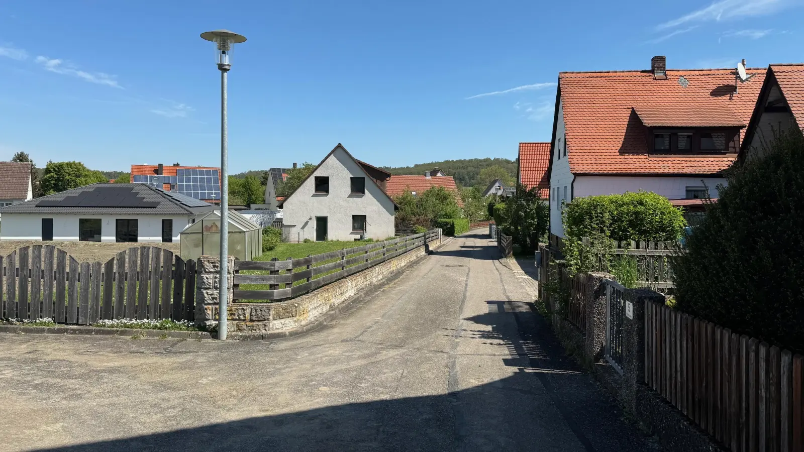 Der Nüßleinsweg in Oberdachstetten: In der schmalen Sackgasse ohne ausreichend große Wendemöglichkeit wird kein Müll mehr abgeholt. (Foto: Lara Hausleitner)