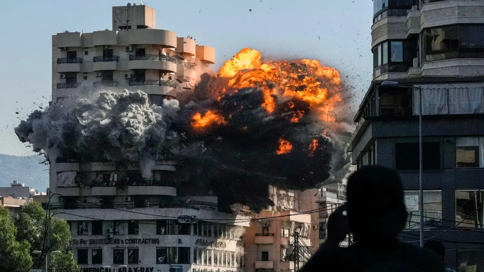 Moment der Zerstörung: Ein israelischer Luftangriff hat ein Gebäude in Chiyah, einem südlichen Vorort von Beirut, getroffen (Foto: Bilal Hussein/AP)