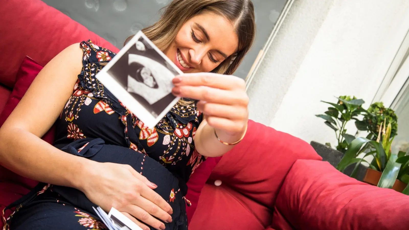 Auf natürlichem Wege schwanger werden - das klappt nicht bei jedem Paar. Zuschüsse, etwa von der Krankenkasse, helfen dabei, eine Kinderwunschbehandlung finanziell zu stemmen. (Foto: Christin Klose/dpa-tmn)