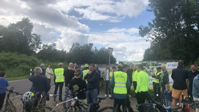 Rund 50 Menschen versammelten sich kürzlich neben der Autobahnbrücke, die Petersaurach mit Neuendettelsau verbindet, und protestierten gegen die Planung, den Neubau nicht mit einer Spur für Radfahrer zu versehen. (Foto: Florian Pöhlmann)
