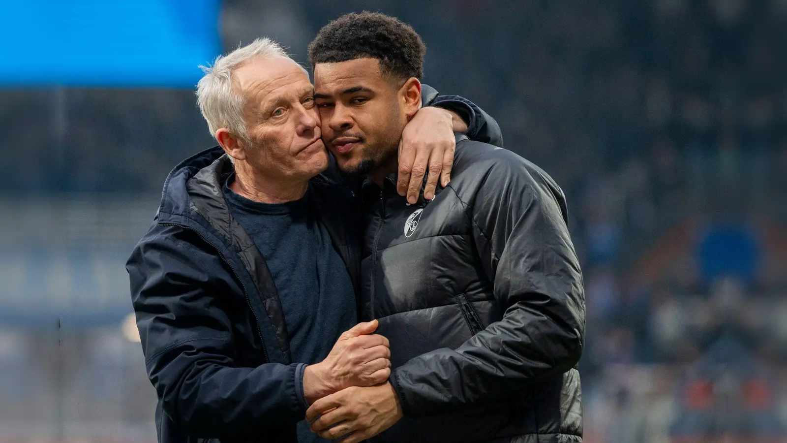 Nach Kritik in sozialen Medien stellte sich Freiburgs früherer Trainer Christian Streich (l.) hinter seinen Torhüter Noah Atubolu (r.). (Foto: David Inderlied/dpa)