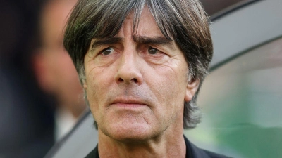 Joachim Löw steht vor einem Spiel im Olympiastadion. (Foto: Alex Grimm/Getty Images Europe/Pool/dpa/Archivbild)