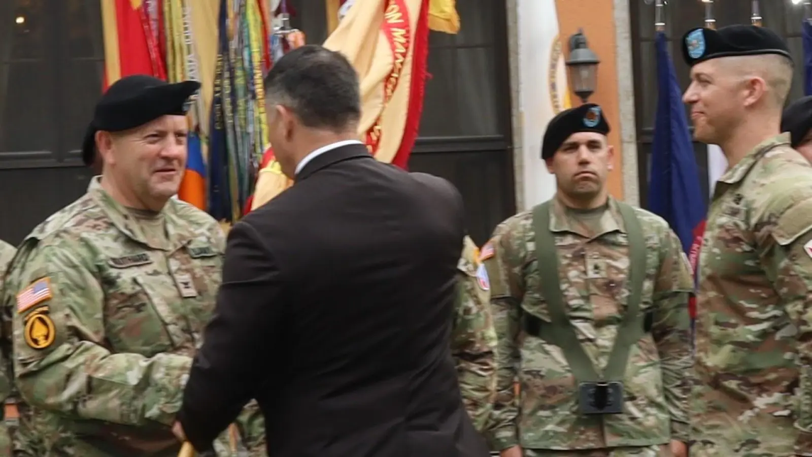 Oberst Aaron J. Southard (links) übernahm in der Bismarck-Kaserne das Kommando der US-Garnison Ansbach von Oberst Aaron B. Dixon (rechts). (Foto: Thomas Schaller)