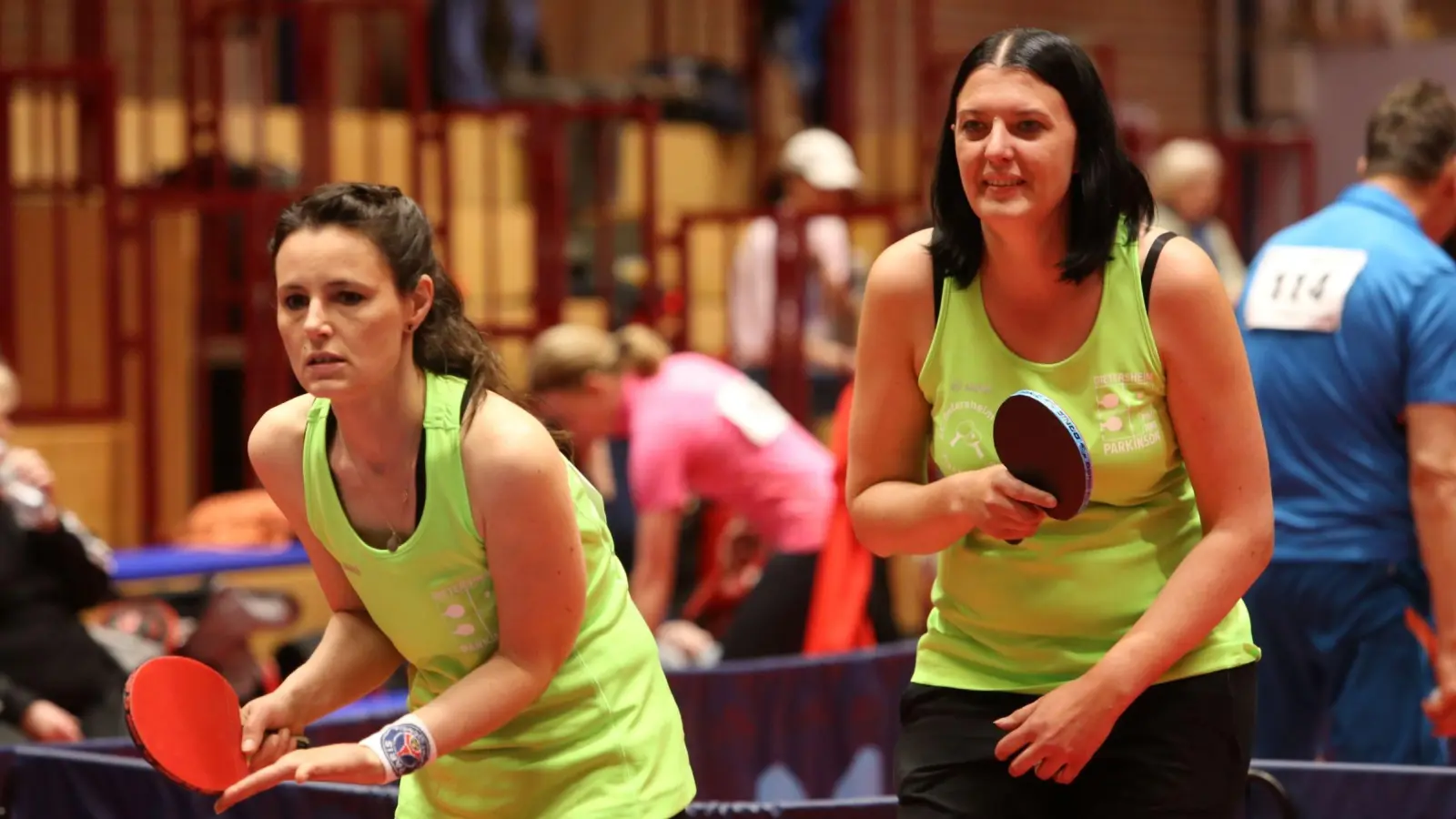 Anke Leidenberger (links) und Claudia Rehr beim Ping-Pong. Sie haben wieder Medaillen mit nach Dietersheim gebracht und bereiten sich schon wieder auf den nächsten großen Wettkampf vor. (Foto: Thomas Ullrich)