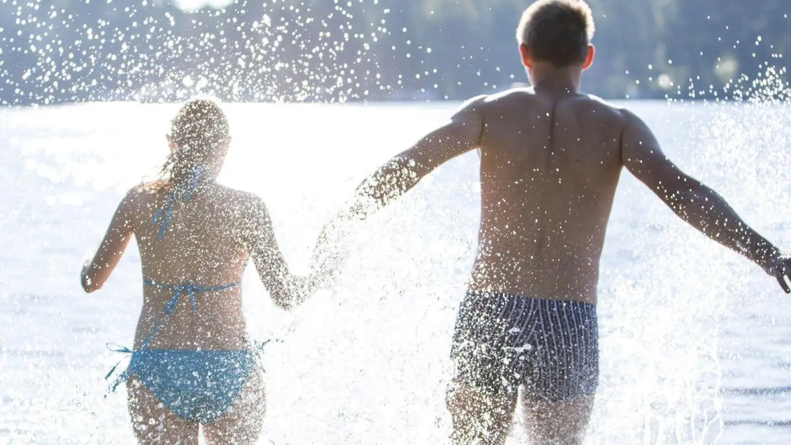 Nach dem Badespaß kommt der Juckreiz? Verursacher der Badedermatitis sind Zerkarien, die sich ab dem Frühsommer vor allem in Seen mit bewachsenem Ufer aufhalten. (Foto: Christin Klose/dpa-tmn)