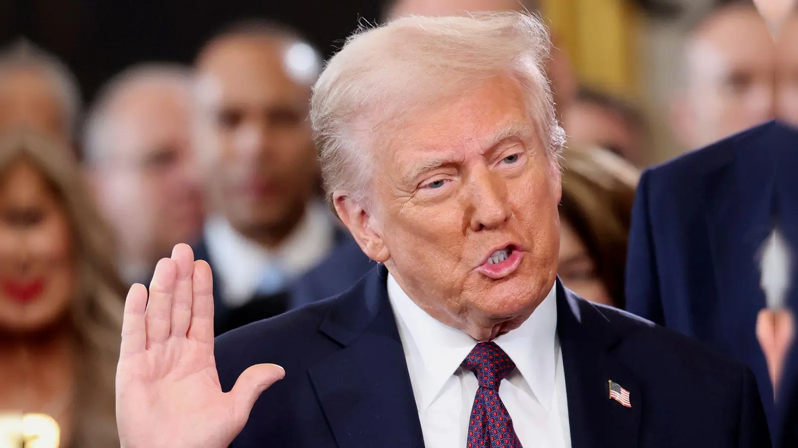 Der designierte Präsident Donald Trump legt während der 60. Amtseinführung des Präsidenten in der Rotunde des US-Kapitols in Washington den Amtseid ab. (Foto: Kevin Lamarque/Pool Reuters/AP/dpa)