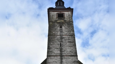 Die Wetterseite der Kirche in Gerhardshofen ist von Flechten, Moosen und Verschmutzung befallen. Der Turm ist 30 Meter hoch. (Foto: Anita Dlugoß)