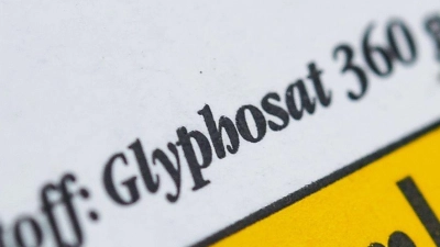 Die Verpackung eines Unkrautvernichtungsmittels, das den Wirkstoff Glyphosat enthält. (Foto: Patrick Pleul/dpa)