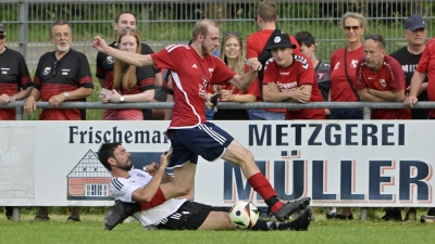 In der Relegation sicherte sich der SV Schalkhausen (oben Patrick Ortner) gegen die Spfr Laubendorf (unten Markus Knies) den Aufstieg in die Kreisliga. (Foto: Martin Rügner)