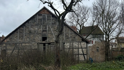 Die 1840 erbaute Scheune soll künftig die Logistik bei Veranstaltungen erleichtern. (Foto: Florian Pöhlmann)